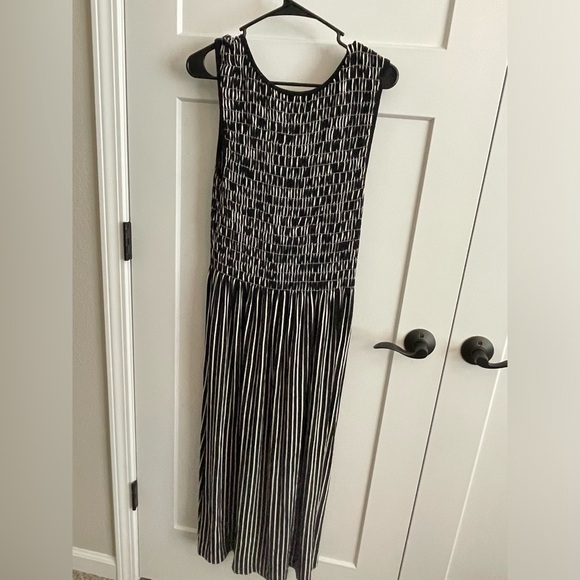 Max studio, med, maxi for petite, midi for average/tall. Add a jacket for fall! - Picture 4 of 4